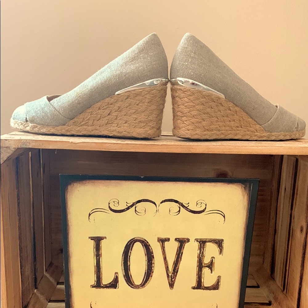 2/$15 Adrienne Vittadini Gray Tan Wedge Shoes Size 7